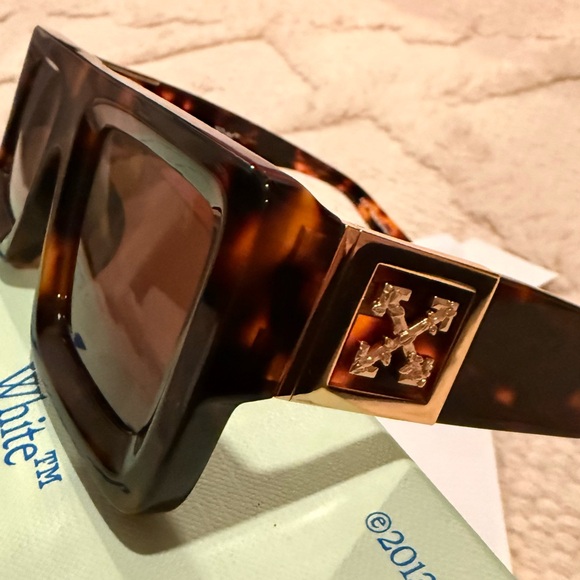 Brand NEW Off-White Eyewear
Arrows-motif tinted sunglasses - Picture 2 of 6
